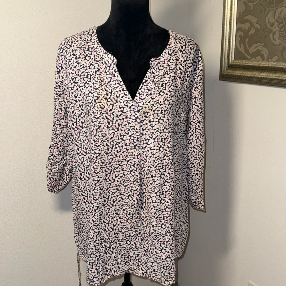 Motherhood Sz L blue white print split neck 3/4 sleeves top‎ blouse